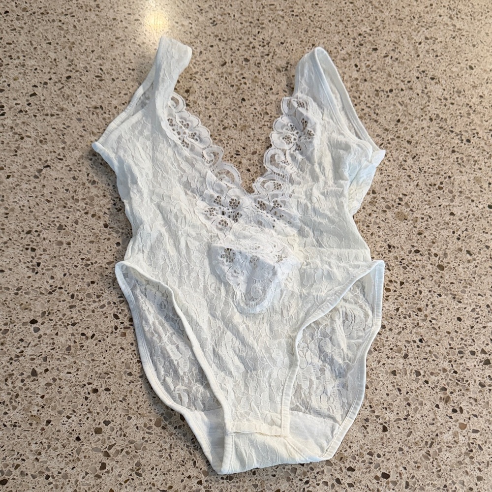 Mel-Lin Vintage Lace V-Neck Bodysuit in cream